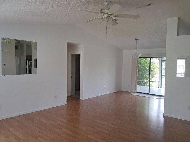 Foto del edificio - 462 SW Dalton Cir