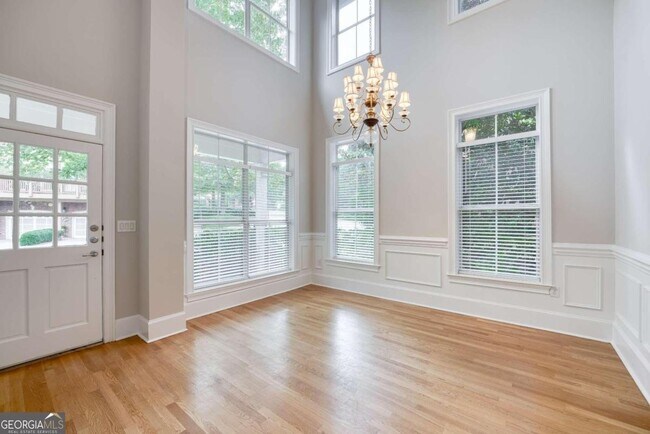 Building Photo - 5453 Glenridge View NE