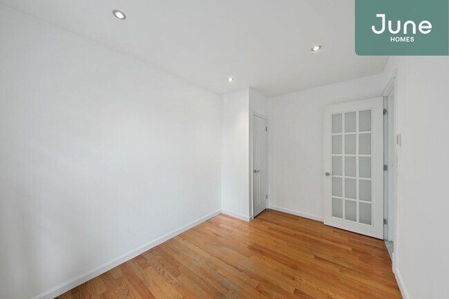 Building Photo - ROOM ONLY in 3-bed/1.0-bath Home