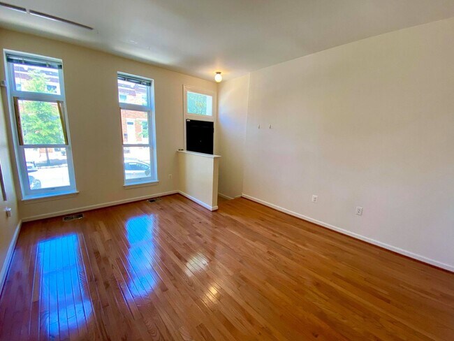 Foto del edificio - Spacious and Sunny Three-Bedroom Old Gouch...