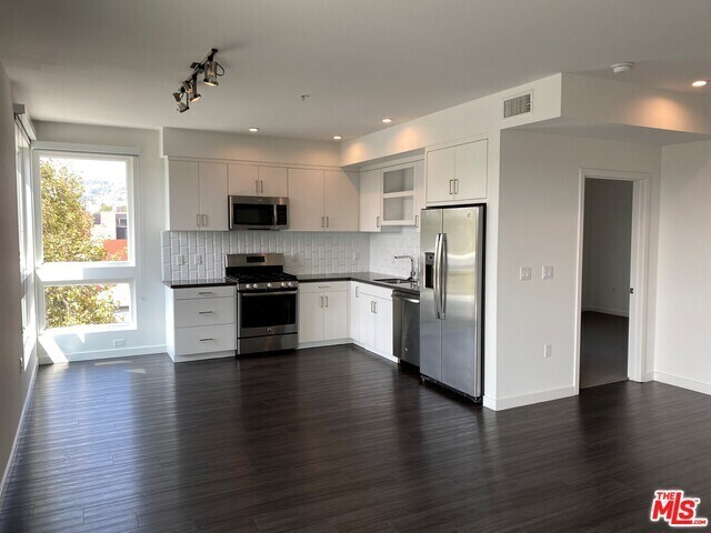 Building Photo - 7141 Santa Monica Blvd