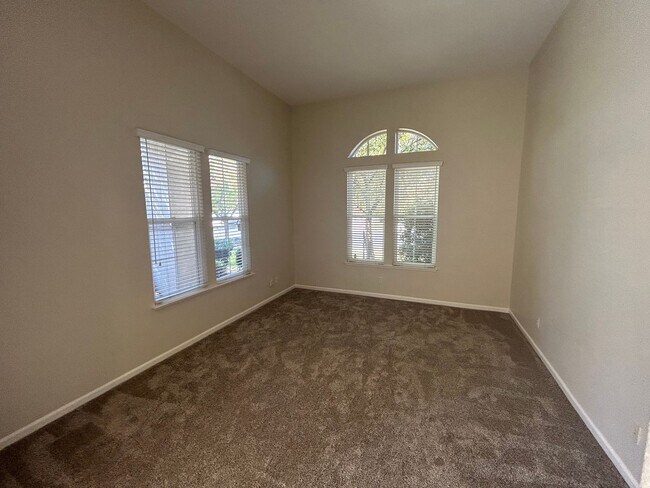 Building Photo - Beautiful 5 Bedroom 3 Bathroom in Garin Ra...