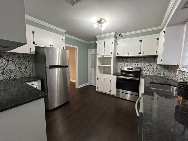 Building Photo - Spacious Shreve Island Home