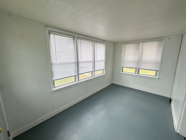 Building Photo - 419 S Oak St