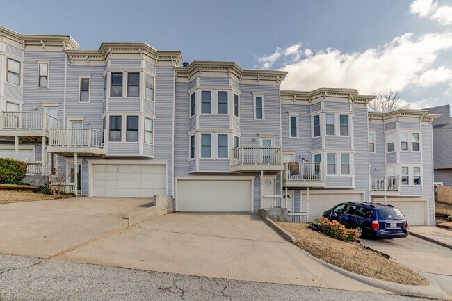 Building Photo - Riverview - Stunning 2 bed 2 bath Townhous...