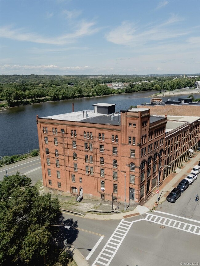 Building Photo - 155 River St