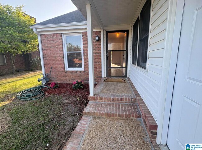 Foto del edificio - 1022 Vestavia Manor Dr