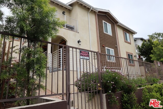 Building Photo - 7105 S La Cienega Blvd