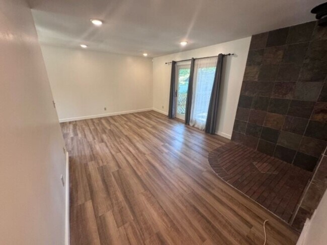 Building Photo - CHARMING HOME ON EAST SIDE OF TRAVERSE CIT...