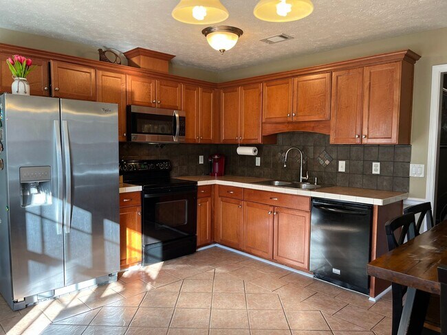 Foto del edificio - 4 Bedroom home in Smiths Station