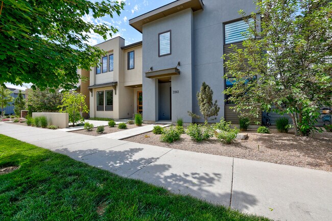 Building Photo - 3961 E Parkcenter Blvd