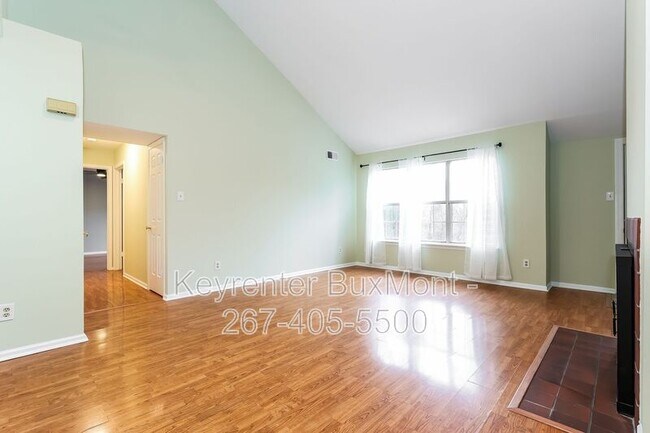 Foto del edificio - 654B Woodford Ln