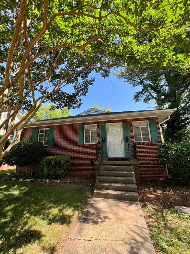 Primary Photo - Adorable 2 Bedroom Duplex Close to Downtow...