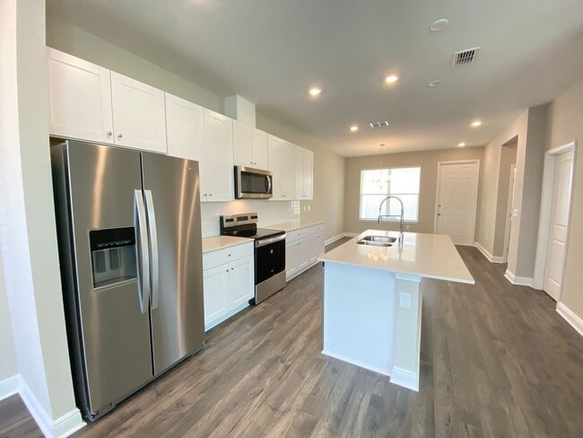 Building Photo - Stunning move in ready 3B/2.5/B Townhome i...