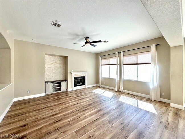Foto del edificio - 7919 Quiet Canyon St