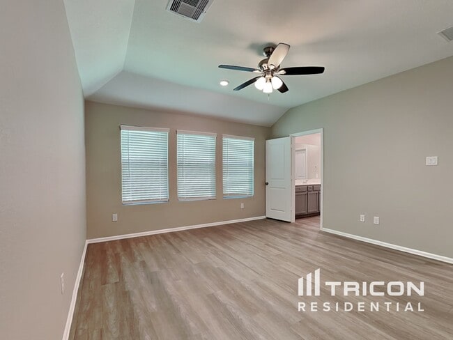 Building Photo - 10487 Pineland Dr