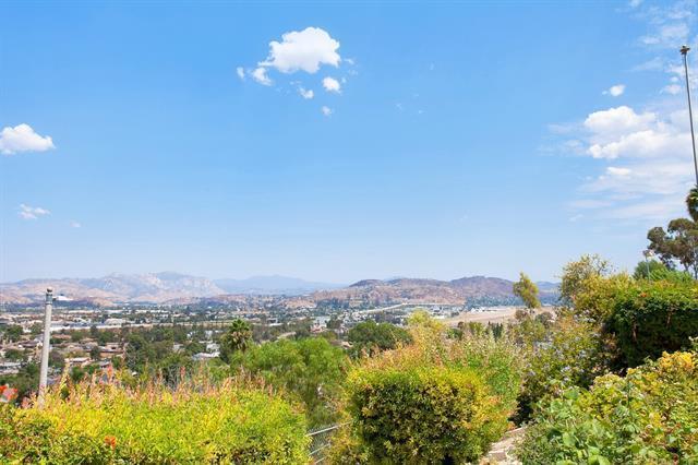 Building Photo - Fletcher Hills home on Cul-De-Sac with swe...
