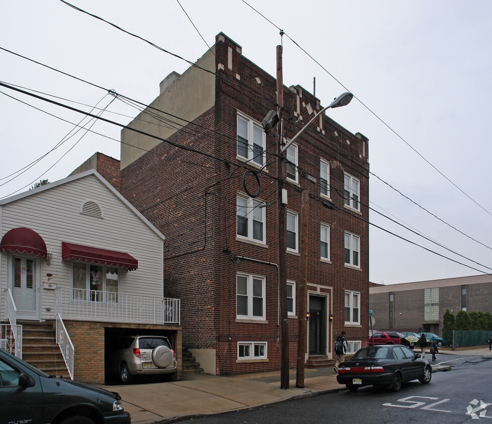 Building Photo - 79 W 47th St