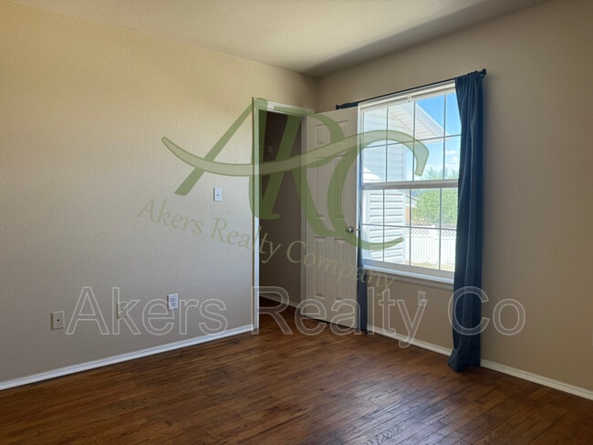 Building Photo - 343 E Bond Ct