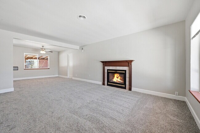 Foto del edificio - $2,295.95, $300 off the first month's rent, 3 Beds - 2 Bath, Single Family Home in Aurora with Ga...