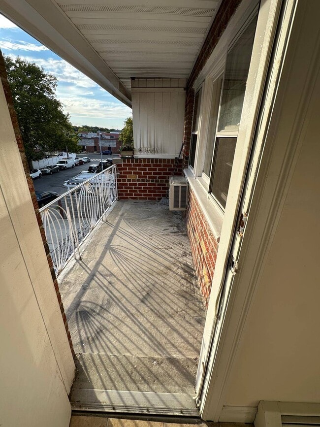 Building Photo - 1229 E 69th St