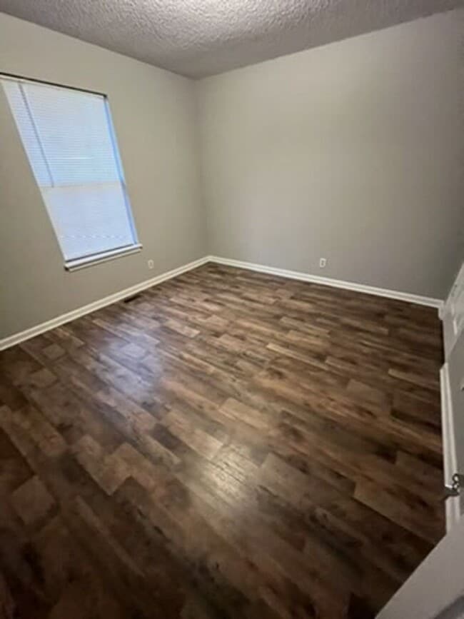 Building Photo - Adorable Oak Grove Home