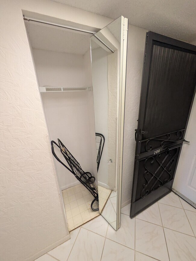 Foto del edificio - 4725 Lucerne Lakes Blvd E