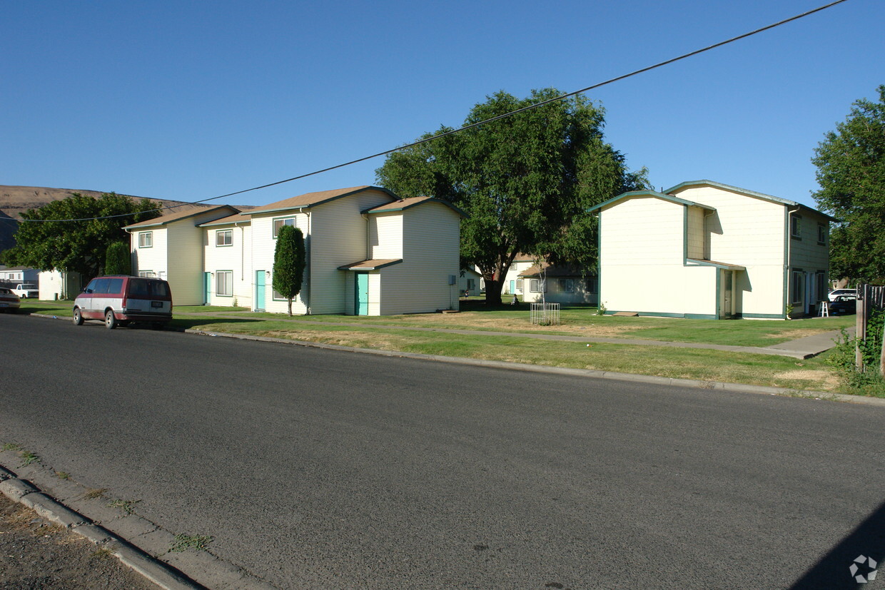 Building Photo - Maple Leaf Townhouses