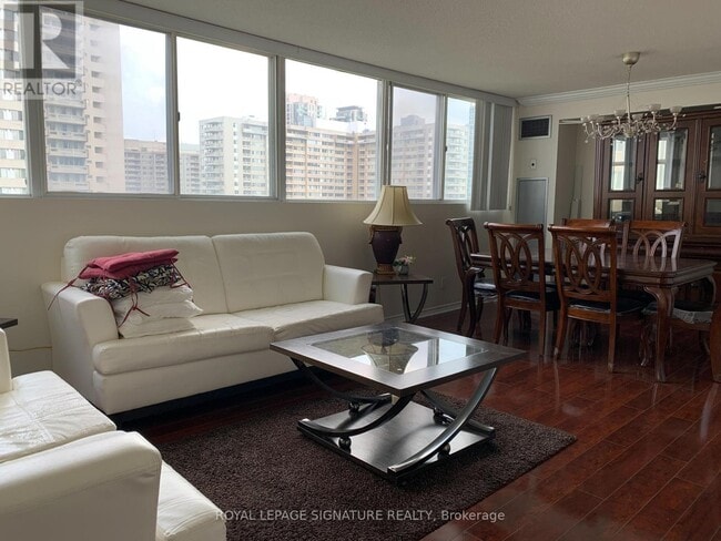 Building Photo - 3695 Kaneff Crescent