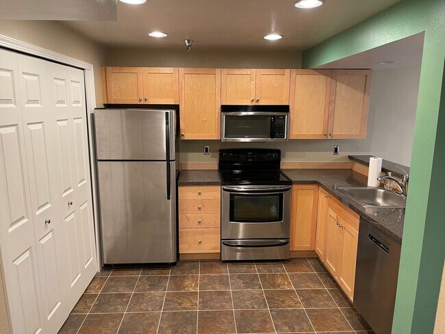 Foto del edificio - Spacious, Top Floor 2 Bed 2 Bath w/Pool an...
