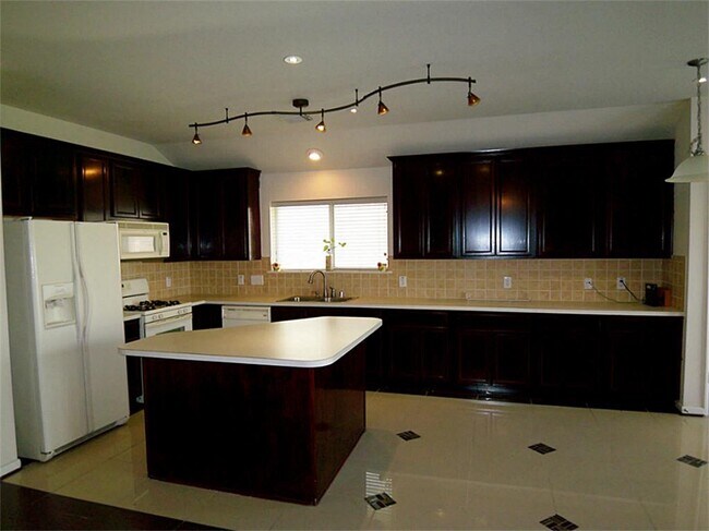 Foto del edificio - 2223 Enchanted Park Ln