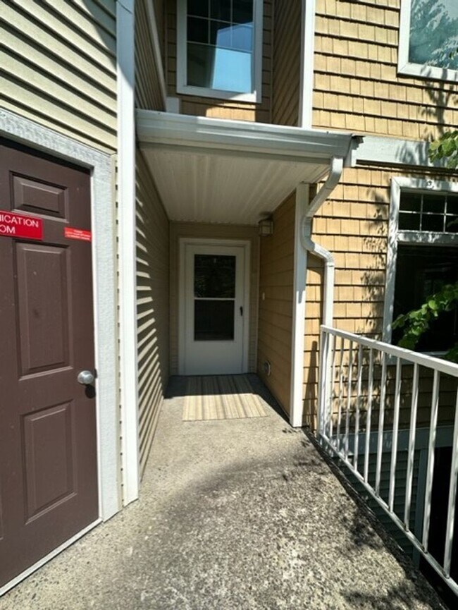 Foto del edificio - Charming corner 2 bedroom 2 bath with atta...