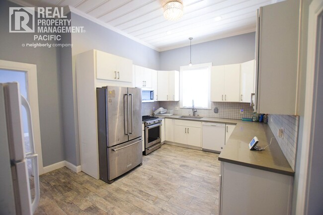 Building Photo - Renovated 5BR Home with Parking & Outdoor ...