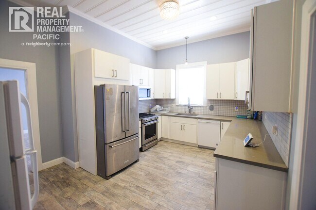 Foto del edificio - Renovated 5BR Home with Parking & Outdoor ...