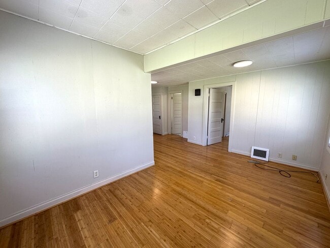 Building Photo - 1414 Cornwall Ave