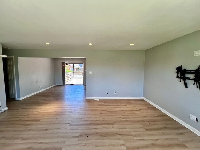 Building Photo - Stunning Renovated Ranch off Indian River