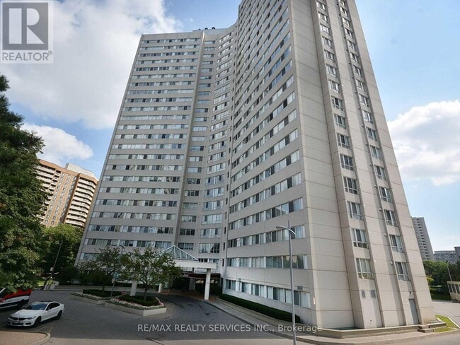 Building Photo - 3700 Kaneff Crescent