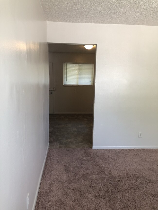 Building Photo - Upper 4 Plex Apartment