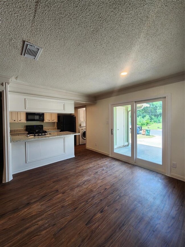 Building Photo - 2900 Lovell Dr