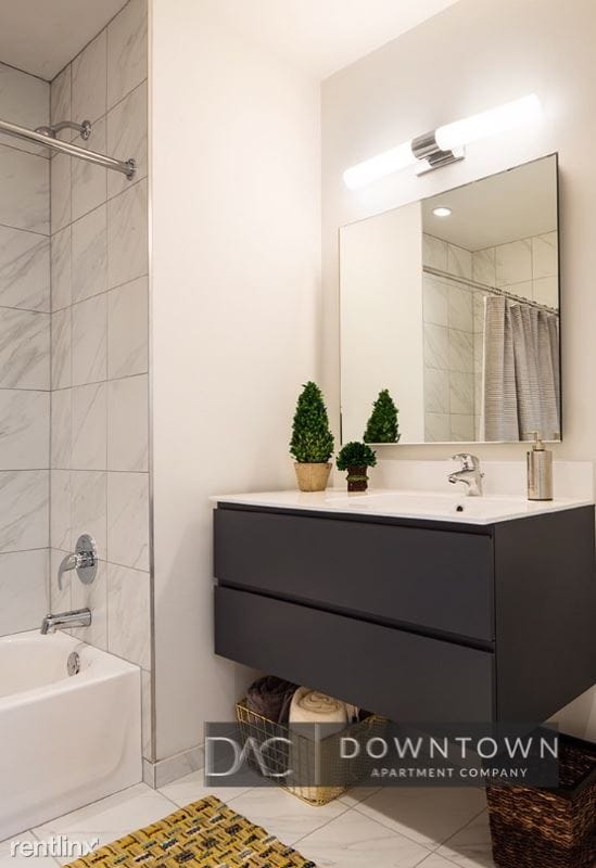 Building Photo - 1 br, 1 bath Apartment - 770 N La Salle Dr