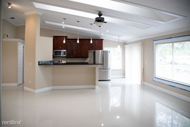 Building Photo - 3 br, 2 bath House - 8115 Lesia Cir