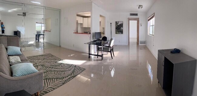 Foto del edificio - 686 Brittany Dr