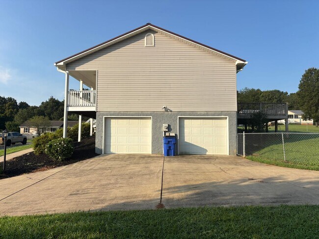 Building Photo - 352 Shady Hollow Cir SE