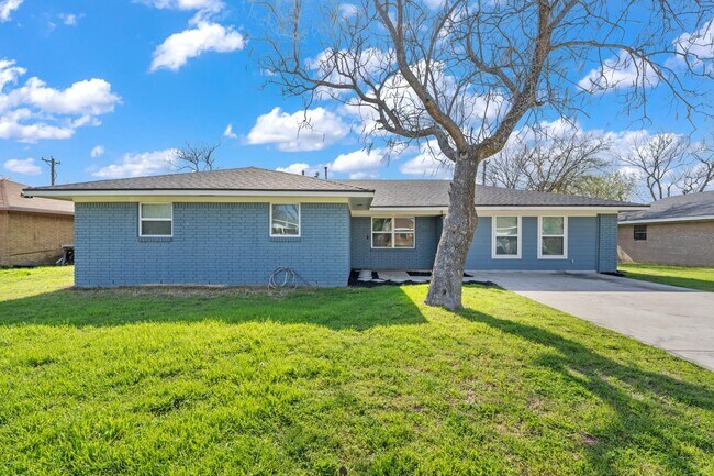 Building Photo - 1012 Clover Dr