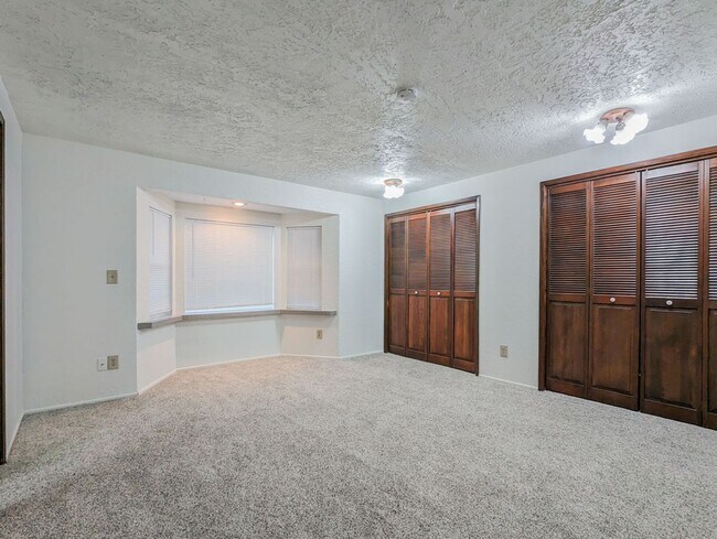 Building Photo - Spacious 3 bed, 3 bathroom home with main ...