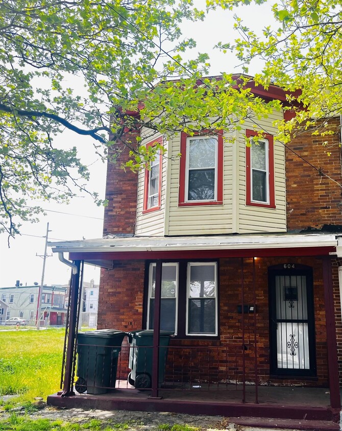 Primary Photo - 604 N Indiana Ave