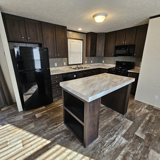 Building Photo - 3-bedroom, 2-bathroom, 960 square feet of ...