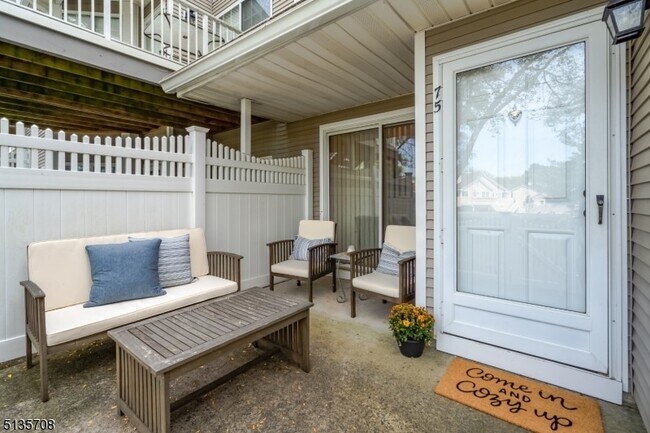 Foto del edificio - 75 Bentley Ct