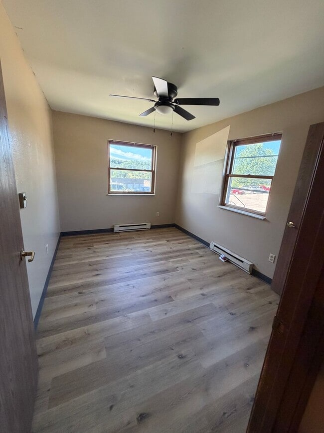 Building Photo - Cozy 3 Bedroom Ready For You to Make Home!!