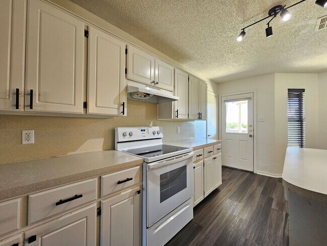 Foto del edificio - HUD / SECTION 8 ACCEPTED - RENT SPECIAL - AVAILABLE NOW!